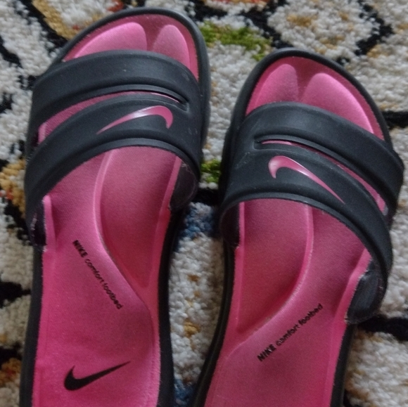 Gently used women's Nike memory foam slides. - Picture 2 of 5